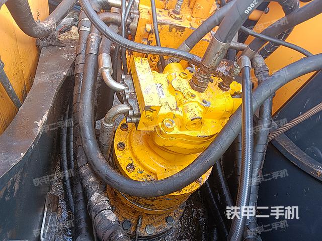 回转马达和主控阀（整机外观）