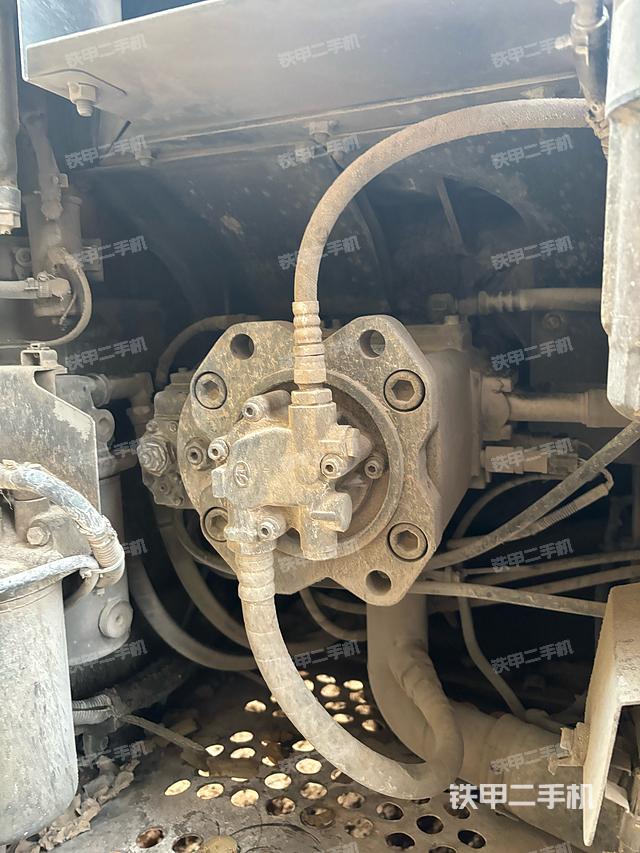 液压泵舱室正面整体（整机外观）