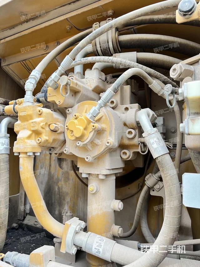 液压泵舱室正面整体（整机外观）