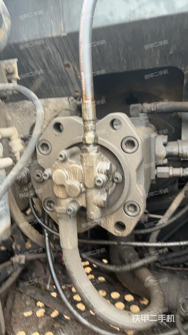 液压泵舱室正面整体（整机外观）