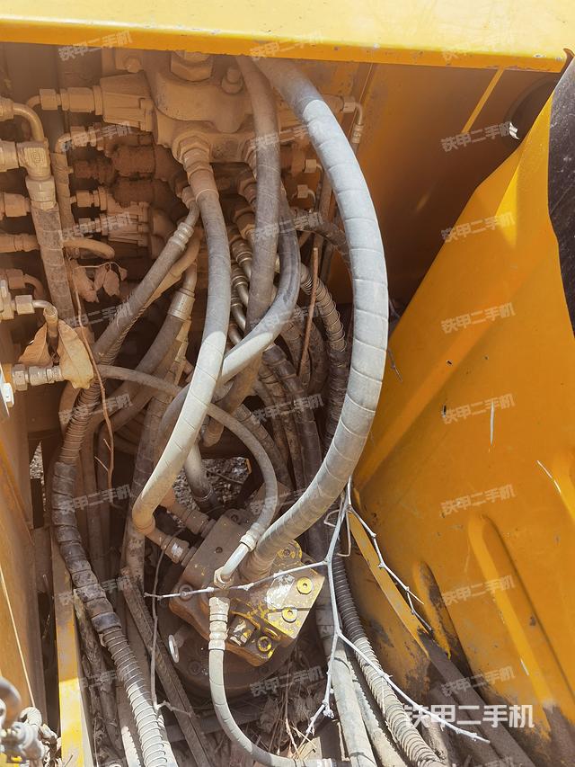 回转马达和主控阀（整机外观）