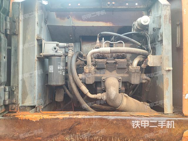 液压泵舱室正面整体（整机外观）