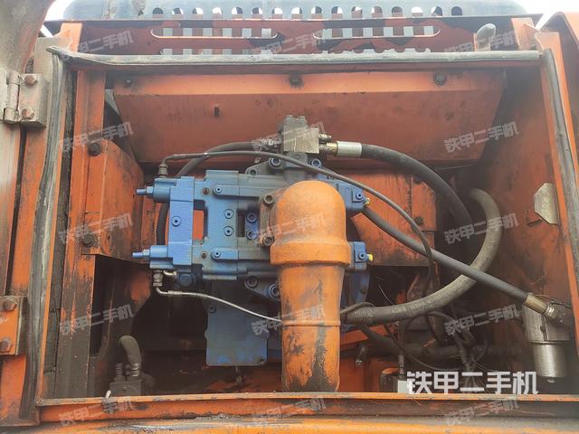 液压泵舱室正面整体（整机外观）