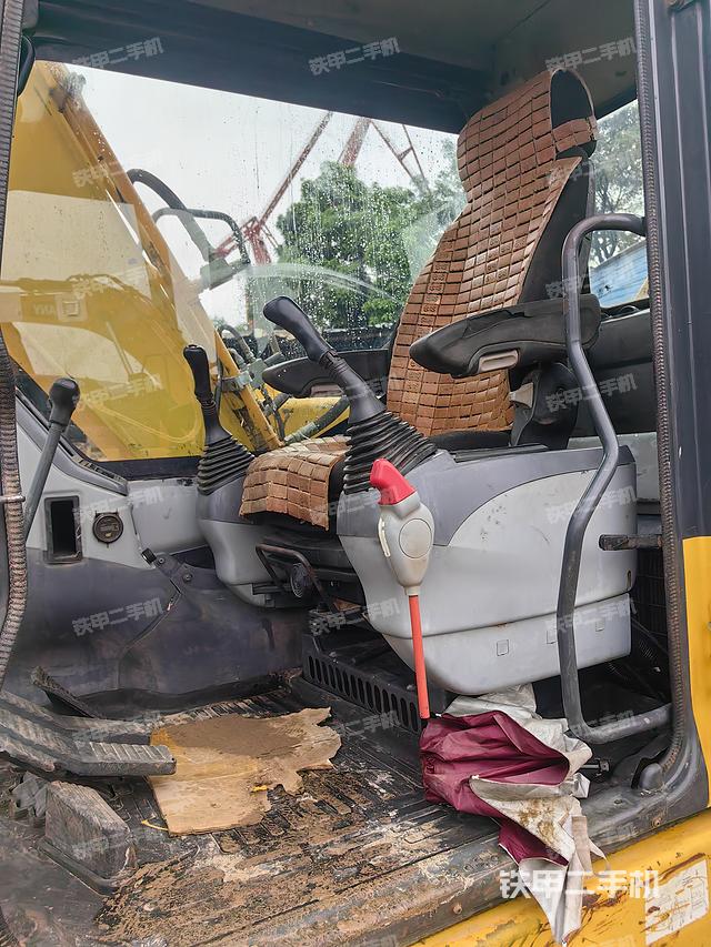 驾驶室整体(整机外观) 驾驶室整体(整机外观)