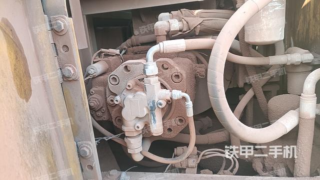 液压泵舱室正面整体(整机外观) 液压泵舱室正面整体(整机外观)