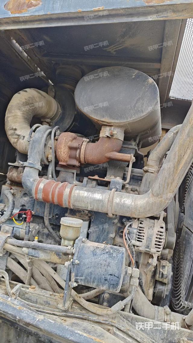 发动机右侧(整机外观及大件) 发动机右侧(整机外观及大件)