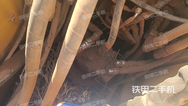 回转马达和主控阀(整机外观) 回转马达和主控阀(整机外观)