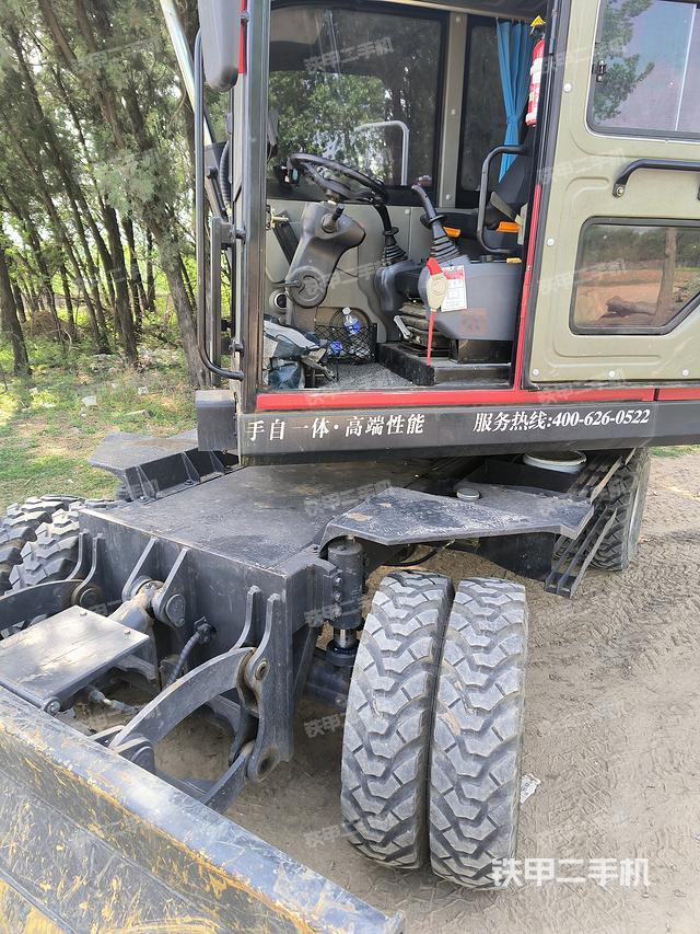 驾驶室顶部(整机外观) 驾驶室顶部(整机外观)