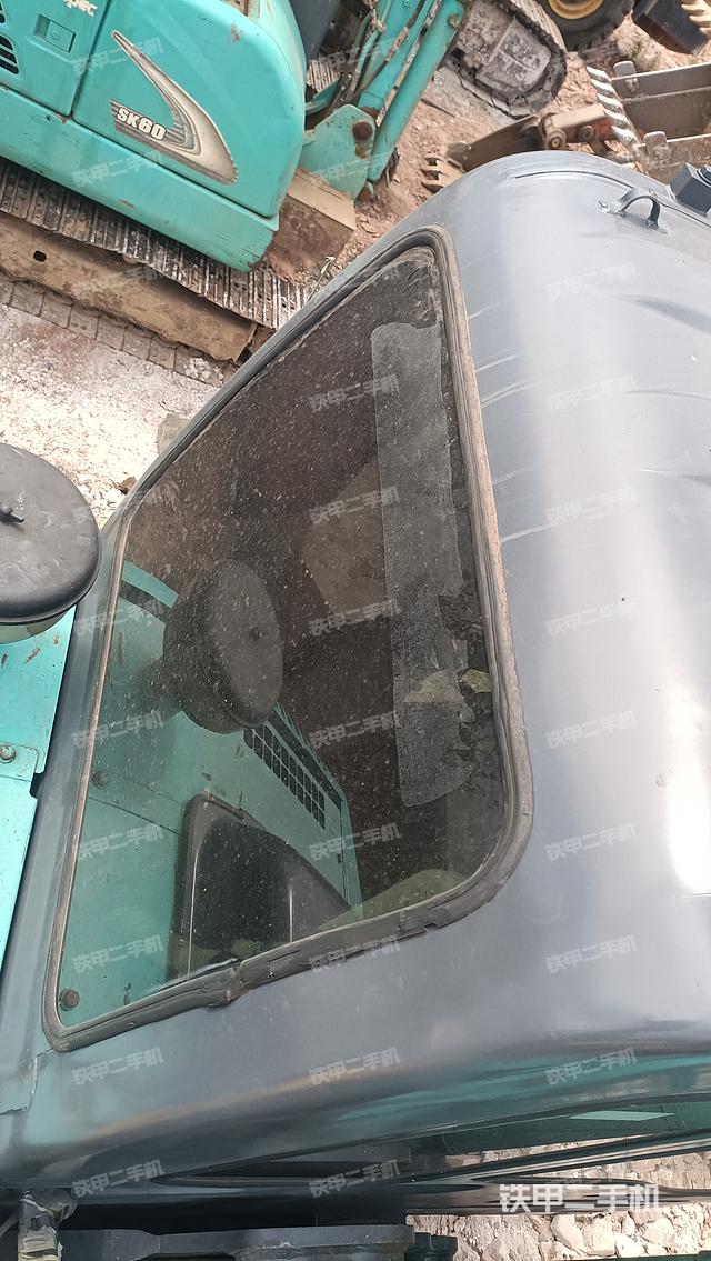 驾驶室顶部（整机外观）