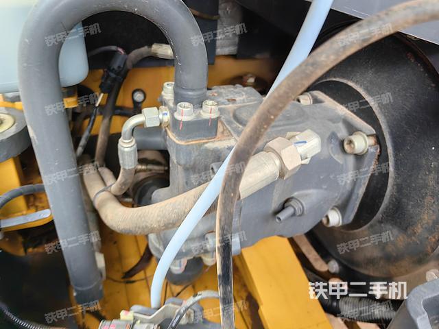 液压泵舱室正面整体(整机外观) 液压泵舱室正面整体(整机外观)