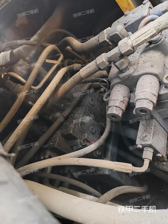 回转马达和主控阀（整机外观）