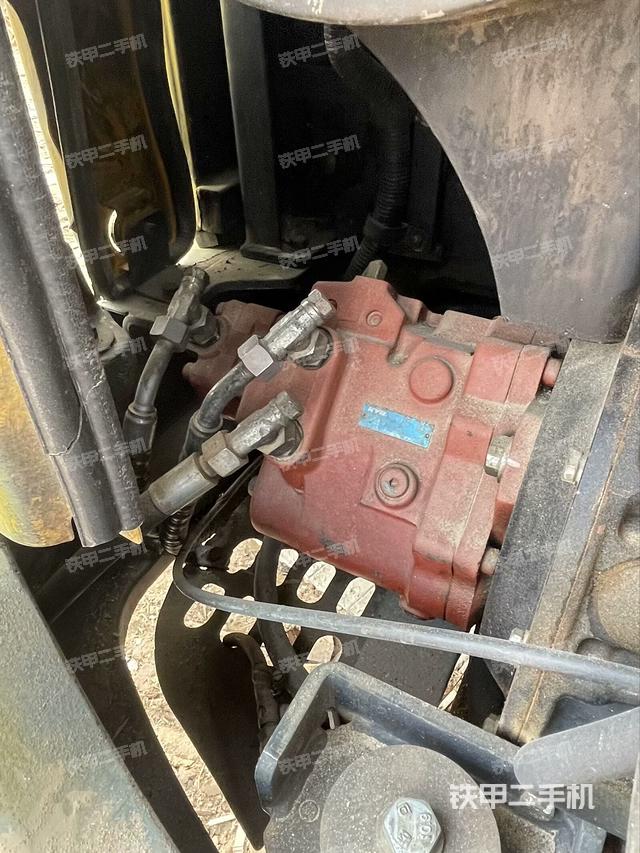 液压泵舱室正面整体(整机外观) 液压泵舱室正面整体(整机外观)