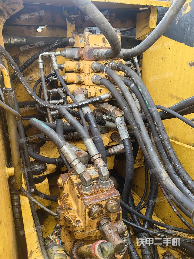 回转马达和主控阀(整机外观) 回转马达和主控阀(整机外观)