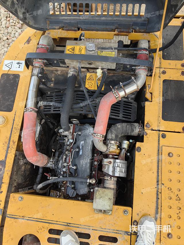 驾驶室顶部(整机外观) 驾驶室顶部(整机外观)