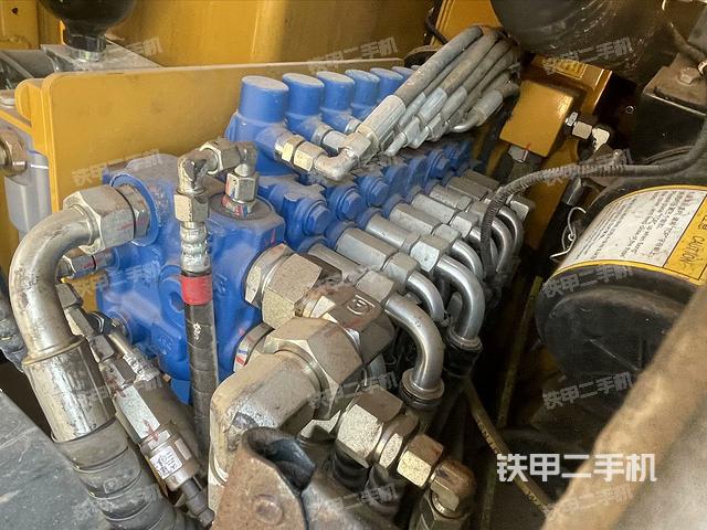 回转马达和主控阀(整机外观) 回转马达和主控阀(整机外观)