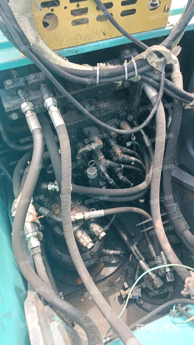 回转马达和主控阀（整机外观）