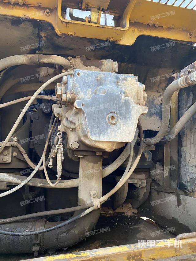 液压泵舱室正面整体（整机外观）