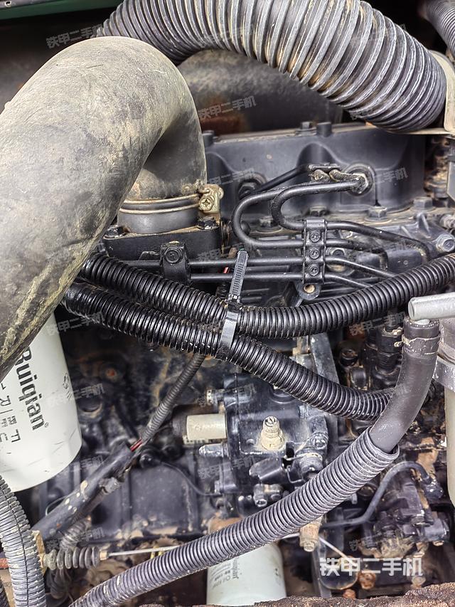 回转马达和主控阀(整机外观) 回转马达和主控阀(整机外观)