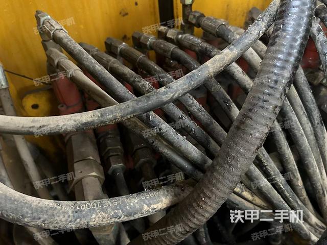 回转马达和主控阀（整机外观）