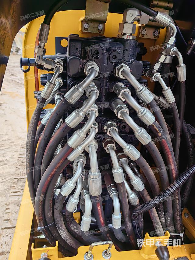 回转马达和主控阀(整机外观) 回转马达和主控阀(整机外观)