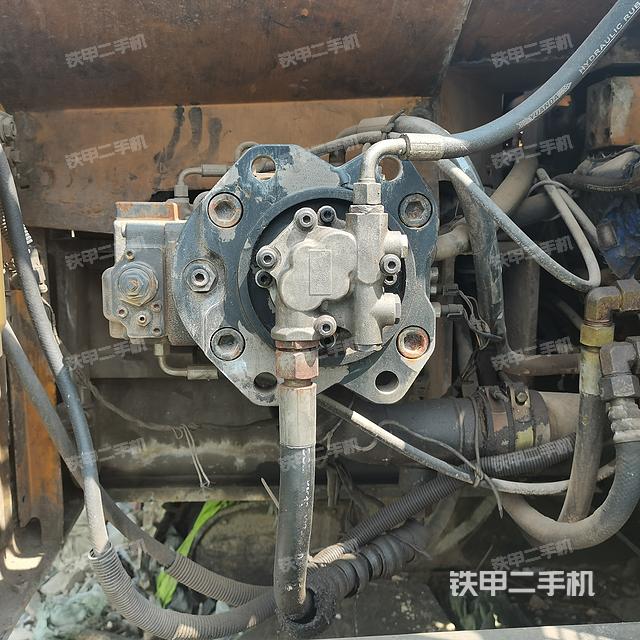 液压泵舱室正面整体（整机外观）