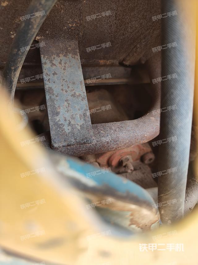 液压泵舱室正面整体（整机外观）