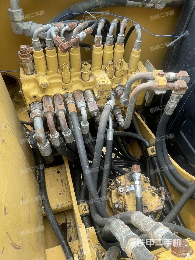 回转马达和主控阀(整机外观) 回转马达和主控阀(整机外观)