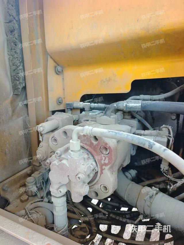 液压泵舱室正面整体（整机外观）