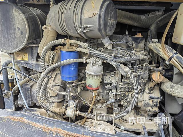 回转马达和主控阀(整机外观) 回转马达和主控阀(整机外观)