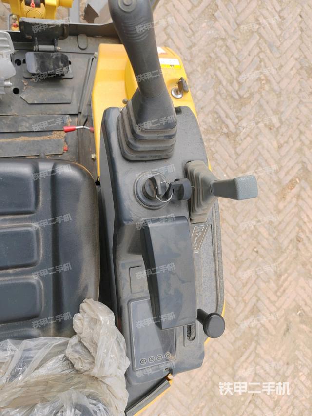 座椅左侧控制台/音响/含左手柄（驾驶室部分）