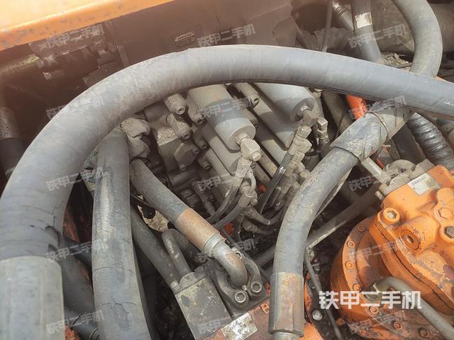 回转马达和主控阀（整机外观）