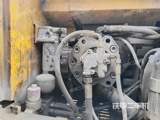 液压泵舱室正面整体（整机外观）