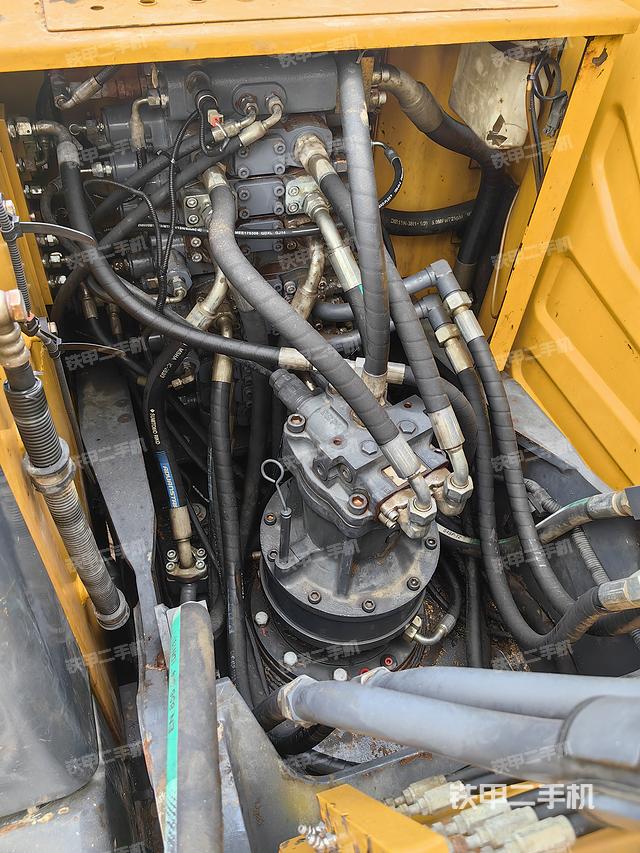 回转马达和主控阀(整机外观) 回转马达和主控阀(整机外观)