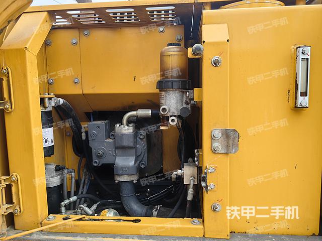 液压泵舱室正面整体(整机外观) 液压泵舱室正面整体(整机外观)