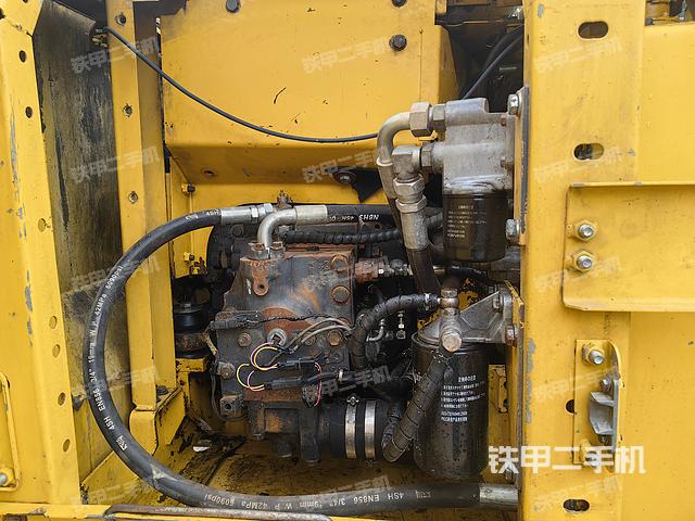 液压泵舱室正面整体(整机外观) 液压泵舱室正面整体(整机外观)