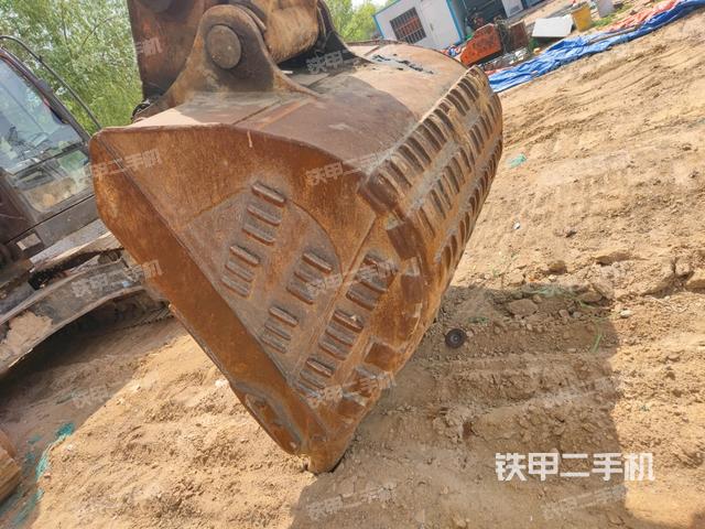 鏟斗右后整體(工作和回轉(zhuǎn)裝置) 鏟斗右后整體(工作和回轉(zhuǎn)裝置)