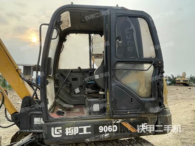 驾驶室整体(整机外观) 驾驶室整体(整机外观)