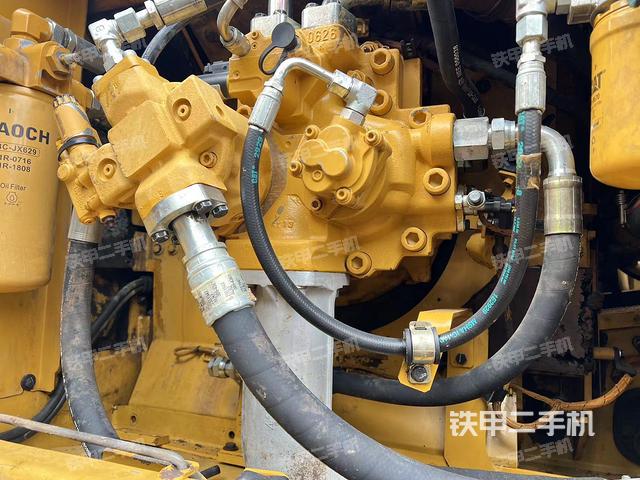 液压泵舱室正面整体（整机外观）