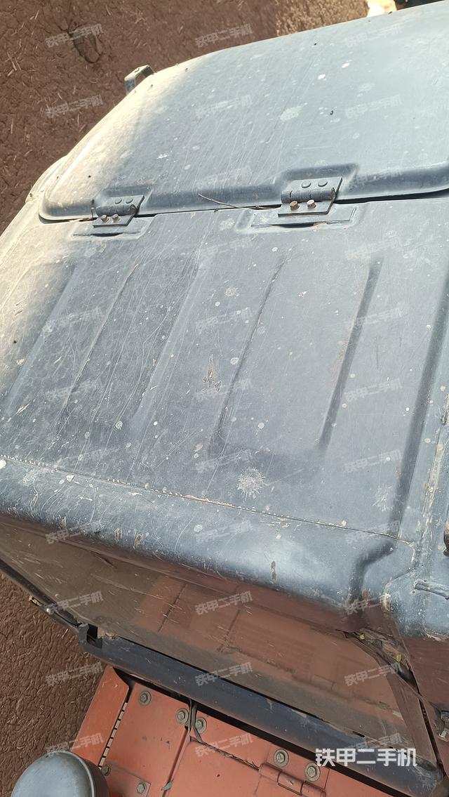 驾驶室顶部(整机外观) 驾驶室顶部(整机外观)