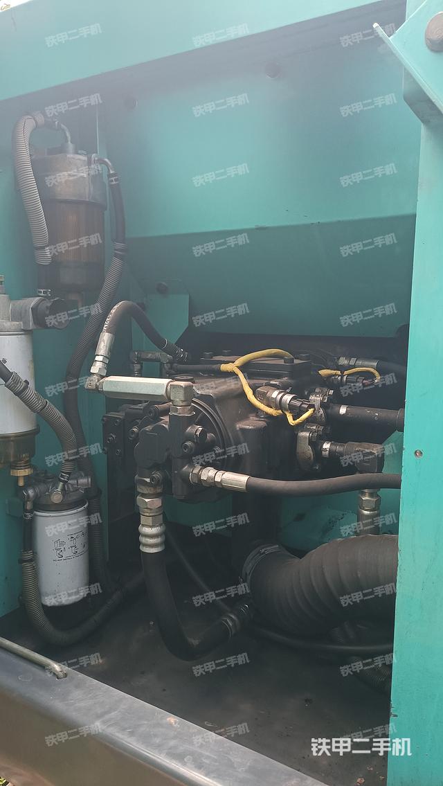 液压泵舱室正面整体（整机外观）