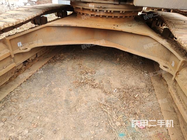 大臂油缸整体 竖拍（工作和回转装置）