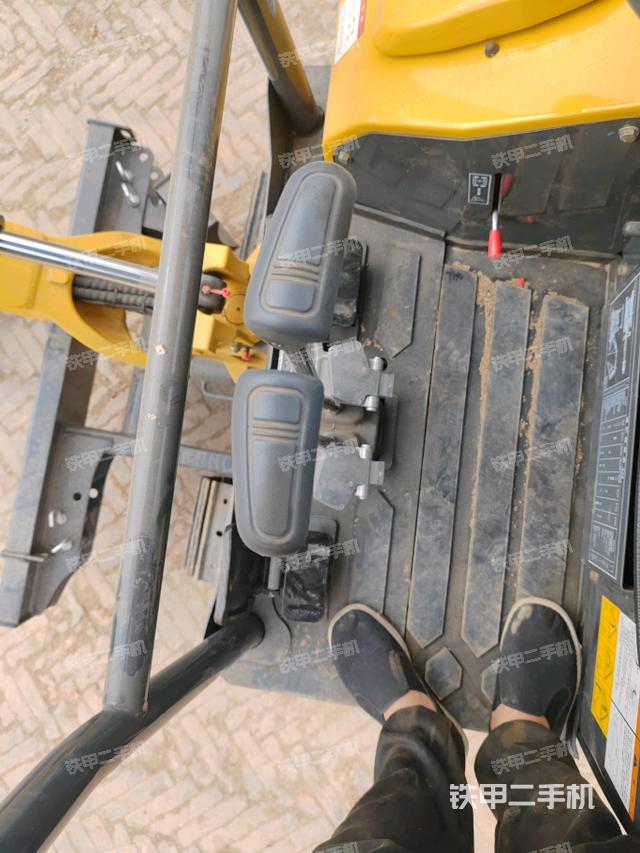 行走控制手柄和踏板 俯拍（驾驶室部分）
