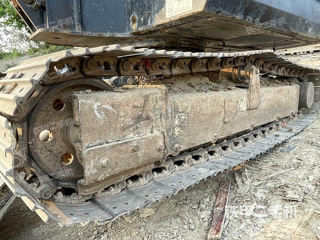 单侧履带整体(整机外观) 单侧履带整体(整机外观)