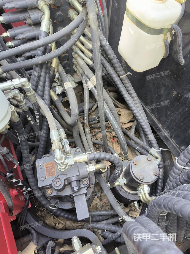 回转马达和主控阀(整机外观) 回转马达和主控阀(整机外观)