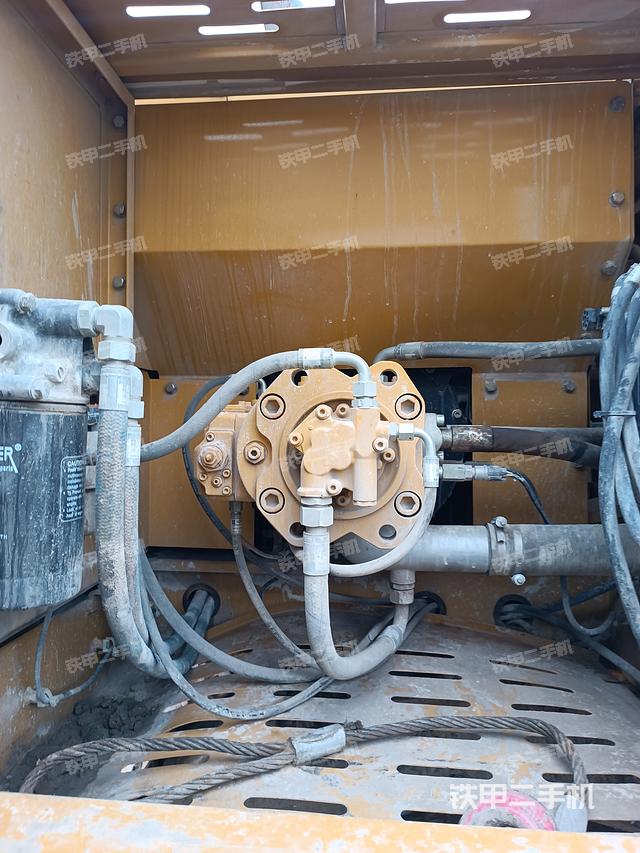 液压泵舱室正面整体（整机外观）