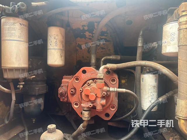 液压泵舱室正面整体（整机外观）