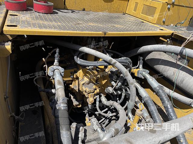 回转马达和主控阀（整机外观）