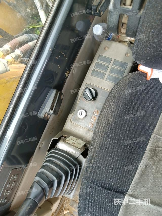 座椅右側(cè)控制臺(tái)/鑰匙門/油門/含右手柄（駕駛室部分）