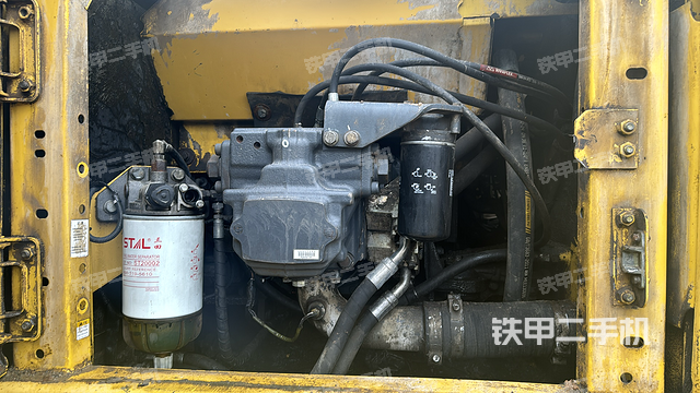 液压泵舱室正面整体（整机外观）