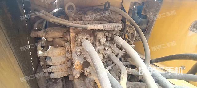 回转马达和主控阀（整机外观）